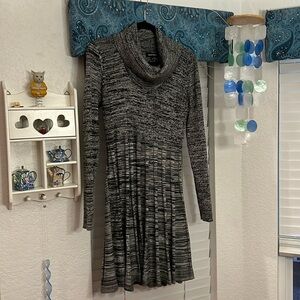 Ellen Tracy Cowl Neck Long Sleeve Black/White Pleated Flare Sz-Lg Sweater Dress